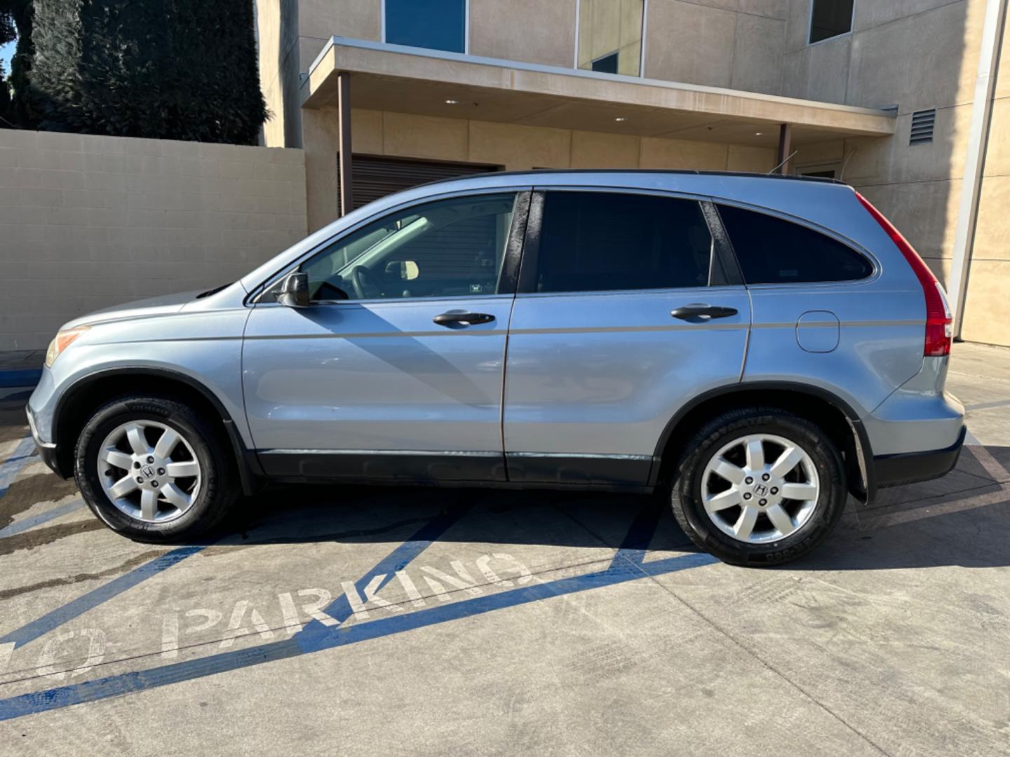 2009 /GRAY Honda CR-V EX 2WD 5-Speed AT (JHLRE38509C) with an 2.4L L4 DOHC 16V engine, 5-Speed Automatic transmission, located at 30 S. Berkeley Avenue, Pasadena, CA, 91107, (626) 248-7567, 34.145447, -118.109398 - One Owner!Moon-roof! Wheel ABS! This 2009 Honda CR-V EX 2WD looks and drives good. This vehicle comes with a dealer 30 day / 1,000 Mile Warranty ( call us for details) and with Options up to 5 years / 100,000 Mile Warranty. Bad credit? We can help! We are the bank. Buy with confidence! All of our - Photo#2